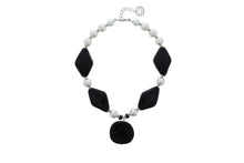 Load image into Gallery viewer, Nour London Flower Motif Pearl resin Necklace
